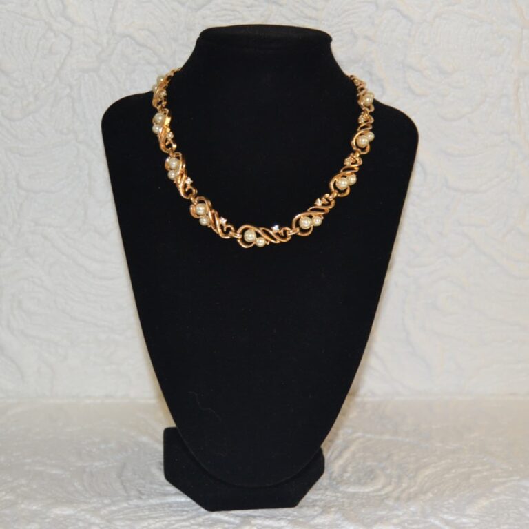 Collana vintage TRIFARI tono oro con perle e strass