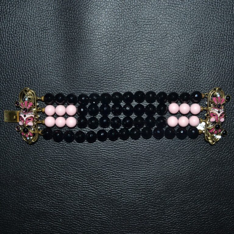 Bracciale rosa e nero con maschere veneziane di Vintage Bijoux®