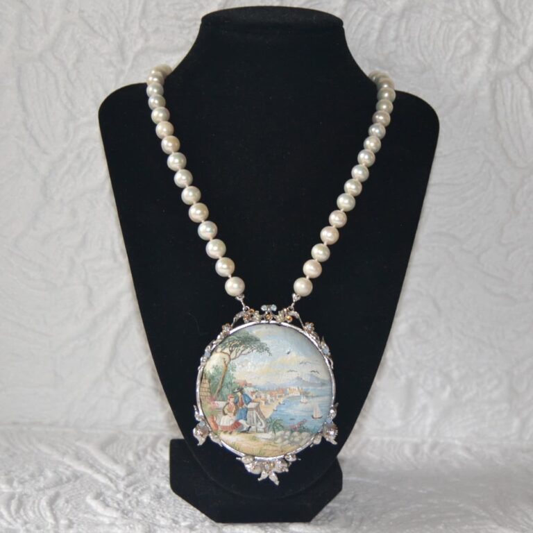 Collana di perle con medaglione dipinto a mano di Vintage Bijoux®