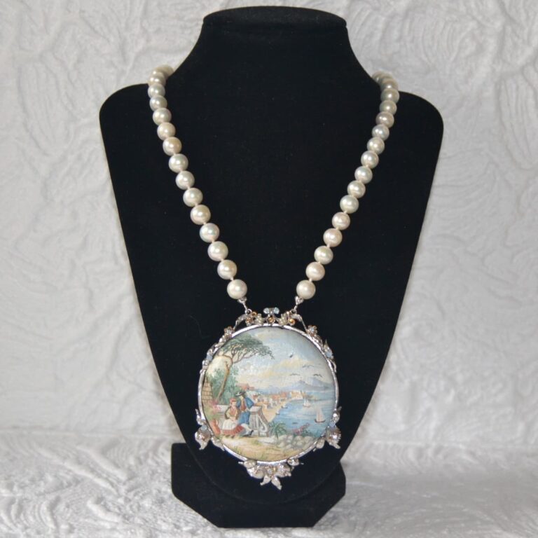 Collana di perle con medaglione dipinto a mano di Vintage Bijoux®