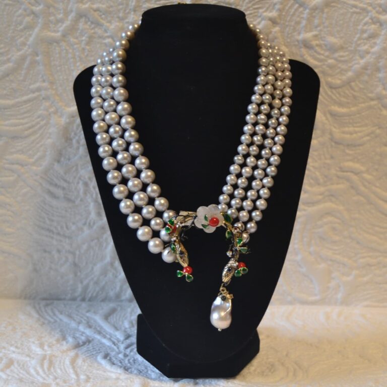Collana di perle naturali con soggetti floreali e animalistici di Vintage Bijoux®
