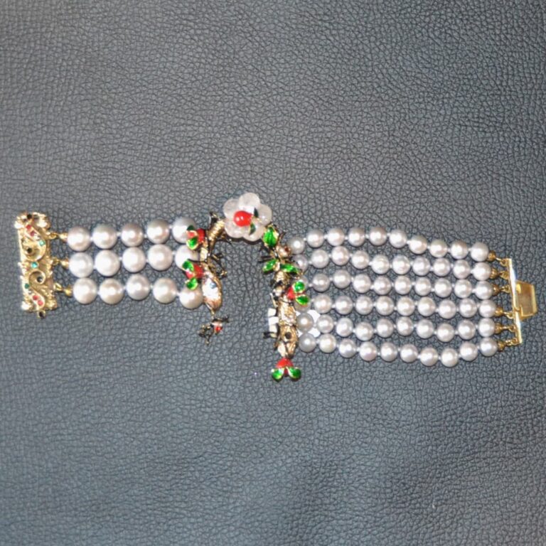 Bracciale di perle naturali con soggetti floreali e animalistici di Vintage Bijoux®