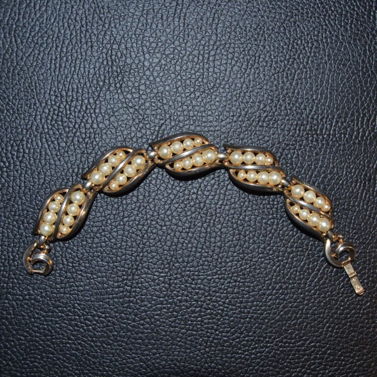 Bracciale TRIFARI con perle anni cinquanta