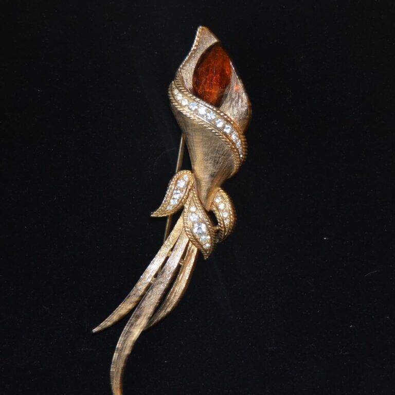 Spilla SARAH COVENTRY con Fiore e strass – Pubblicata su “COSTUME JEWELERS – THE GOLDEN AGE OF DESIGN” di JOANNE DUBBS BALL