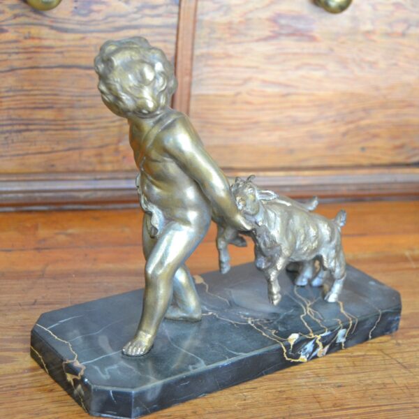 Scultura Pastorello con capre in metallo dorato - immagine 3