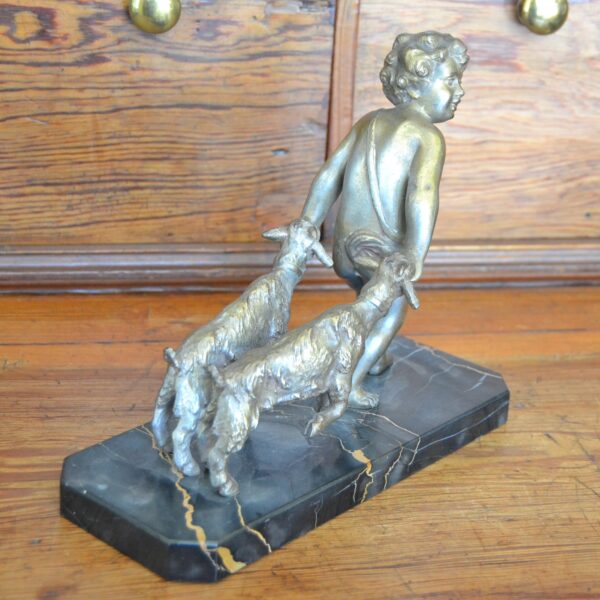 Scultura Pastorello con capre in metallo dorato - immagine 2