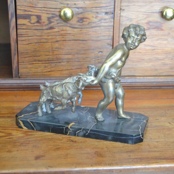 Scultura Pastorello con capre in metallo dorato - immagine 4