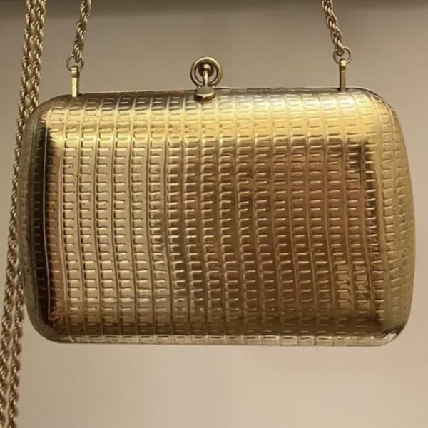 Pochette con tracolla in ottone tono oro