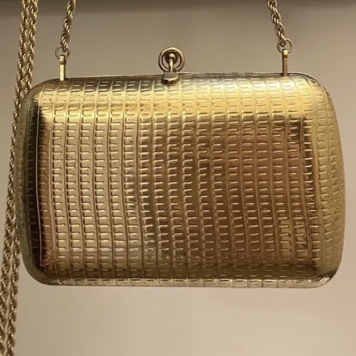 Pochette con tracolla in ottone tono oro