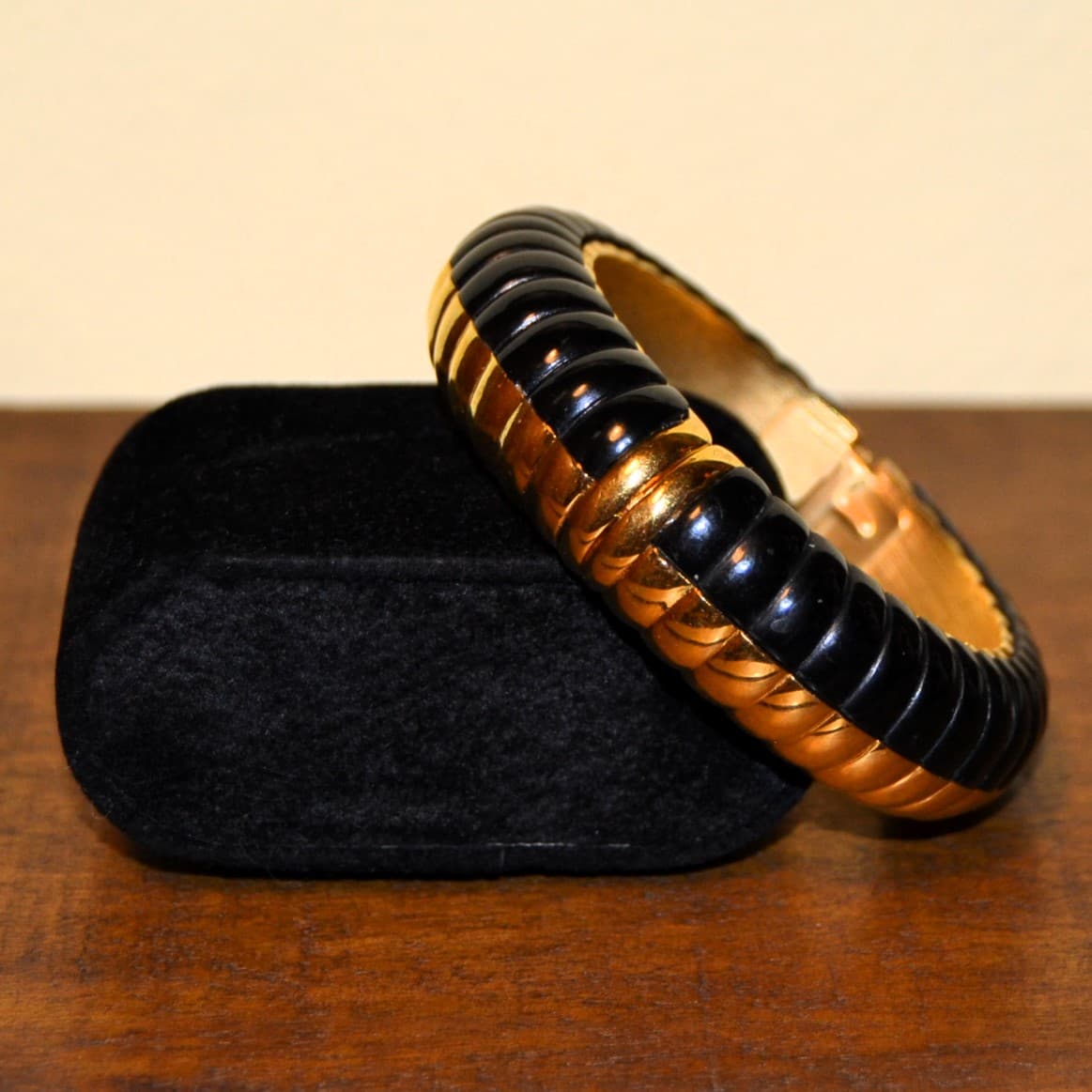 bracciale-oro-nero-kjl-tilacino