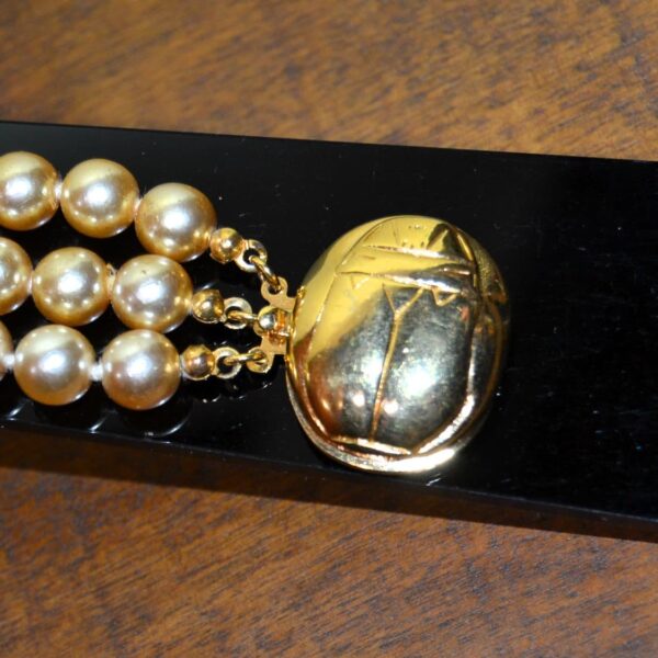 Bracciale vintage Kenneth Jay Lane perle e scarabeo - immagine 2