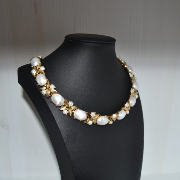 Collana vintage TRIFARI con cabochon madreperlati - immagine 2