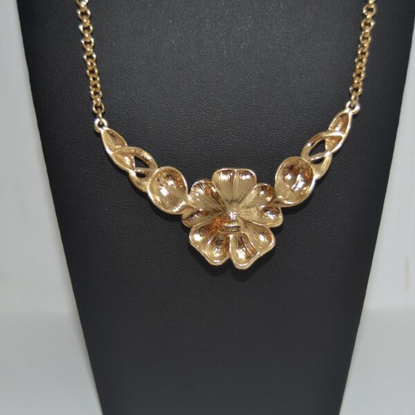Collana vintage TRIFARI T.M. con CAMELIA ROSA ANTICO - immagine 2