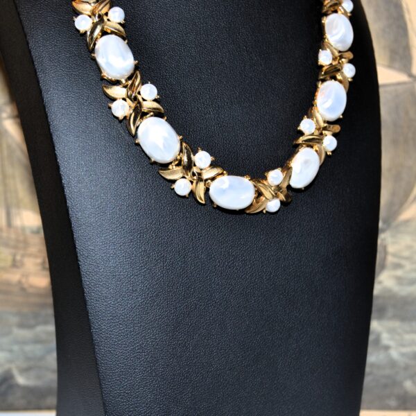 Collana vintage TRIFARI con cabochon madreperlati - immagine 7