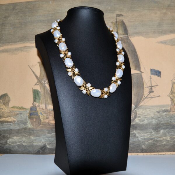 Collana vintage TRIFARI con cabochon madreperlati