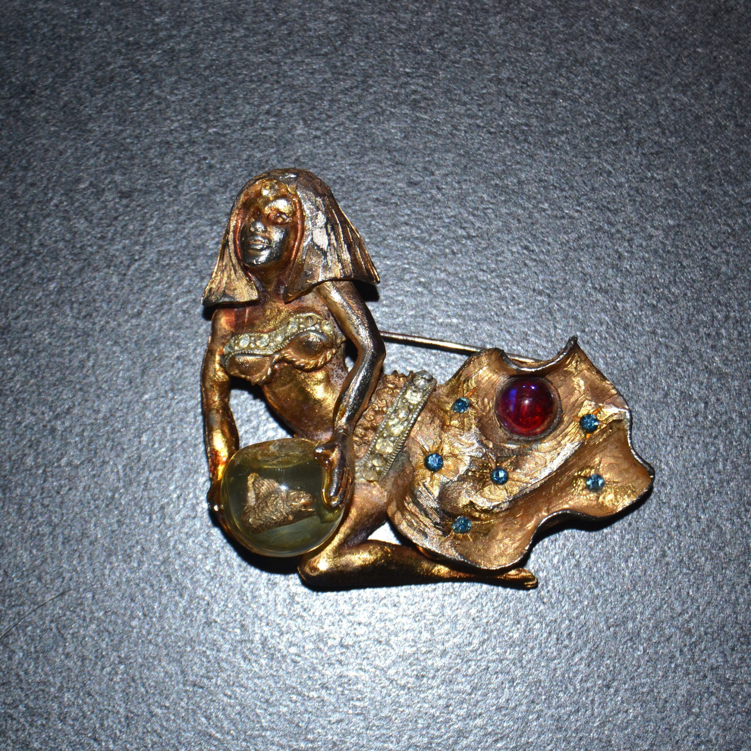 Spilla vintage CLEOPATRA della HAR 1950