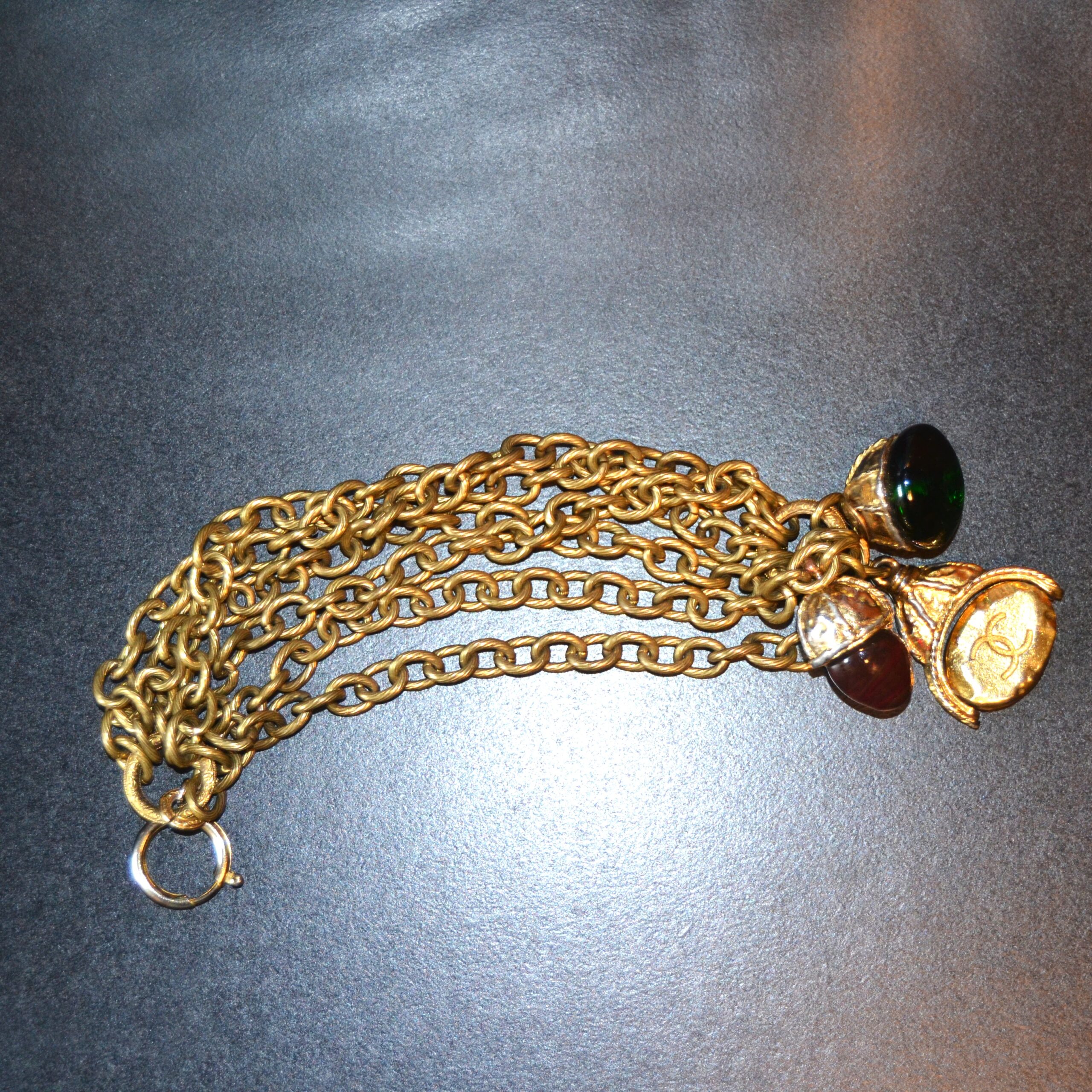 Bracciale vintage CHANEL con charms  anni Settanta